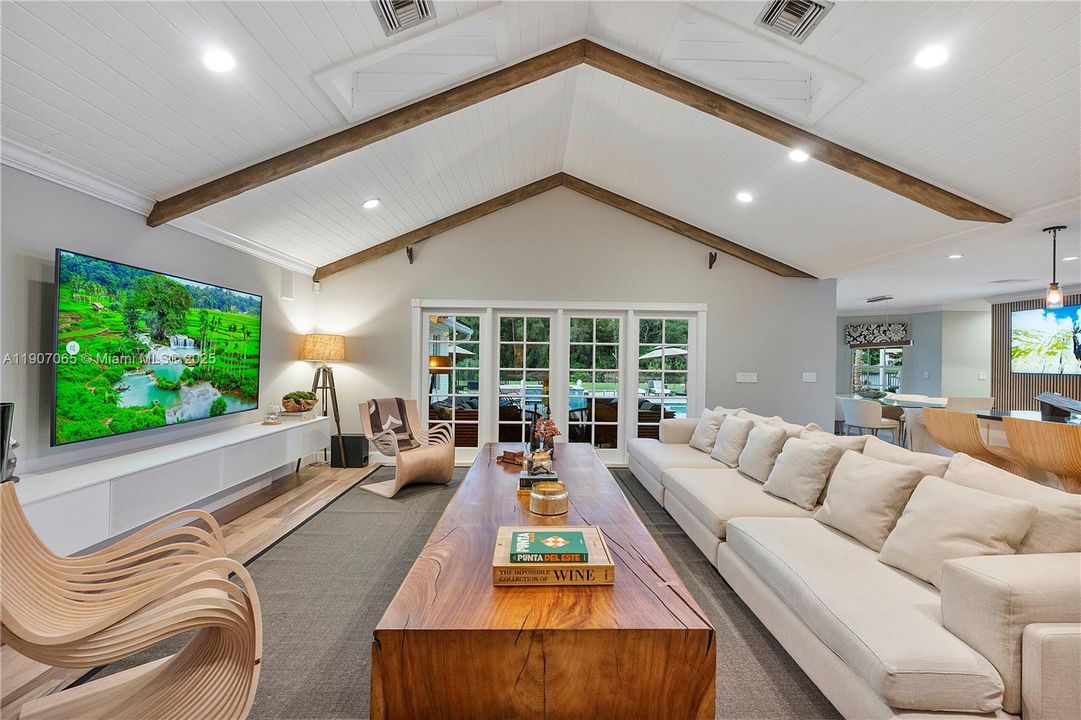 На продажу: $2,390,000 (4 спален, 3 ванн, 4387 Квадратных фут)