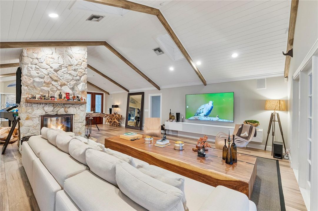 На продажу: $2,390,000 (4 спален, 3 ванн, 4387 Квадратных фут)