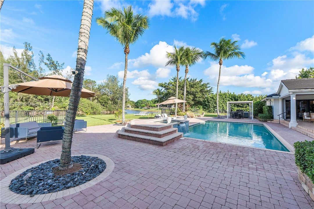 На продажу: $2,390,000 (4 спален, 3 ванн, 4387 Квадратных фут)