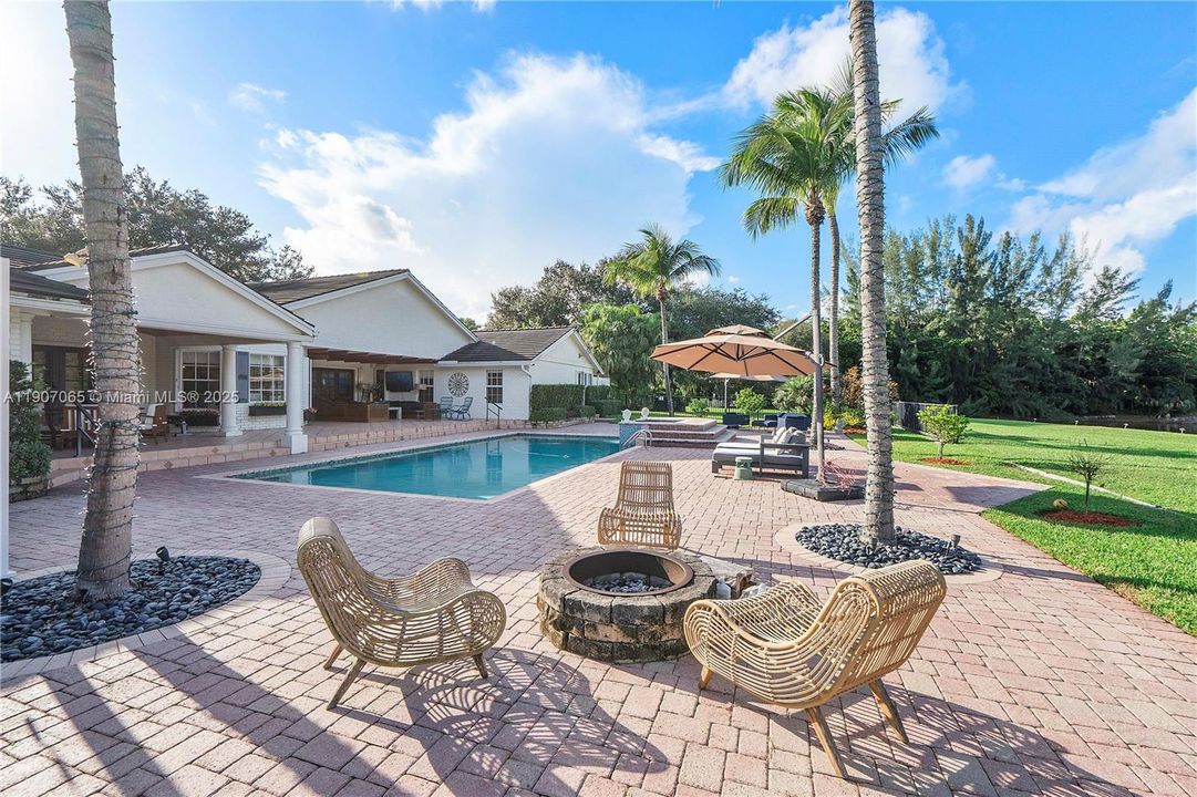 На продажу: $2,390,000 (4 спален, 3 ванн, 4387 Квадратных фут)