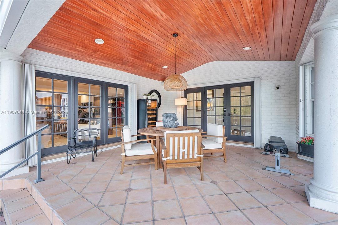 На продажу: $2,390,000 (4 спален, 3 ванн, 4387 Квадратных фут)