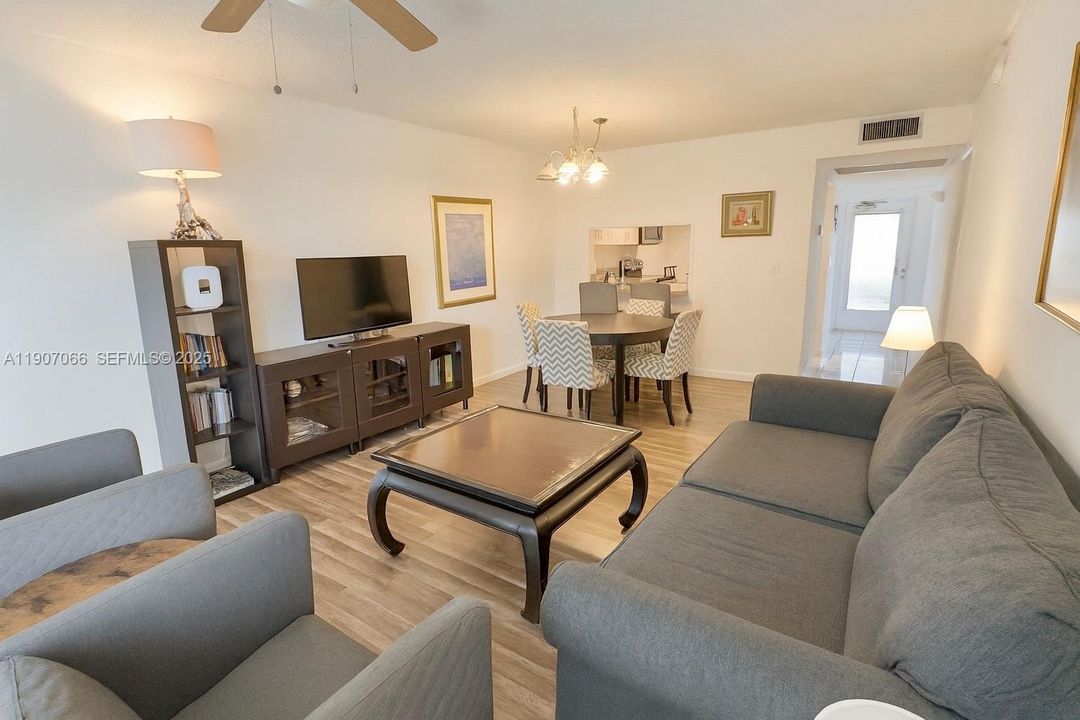 В аренду: $2,200 (2 спален, 2 ванн, 1100 Квадратных фут)