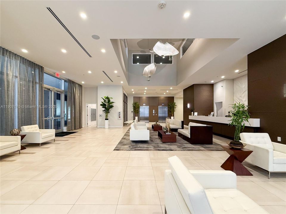 Active With Contract: $337,700 (1 beds, 2 baths, 989 Square Feet)