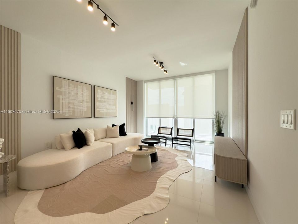 Active With Contract: $337,700 (1 beds, 2 baths, 989 Square Feet)