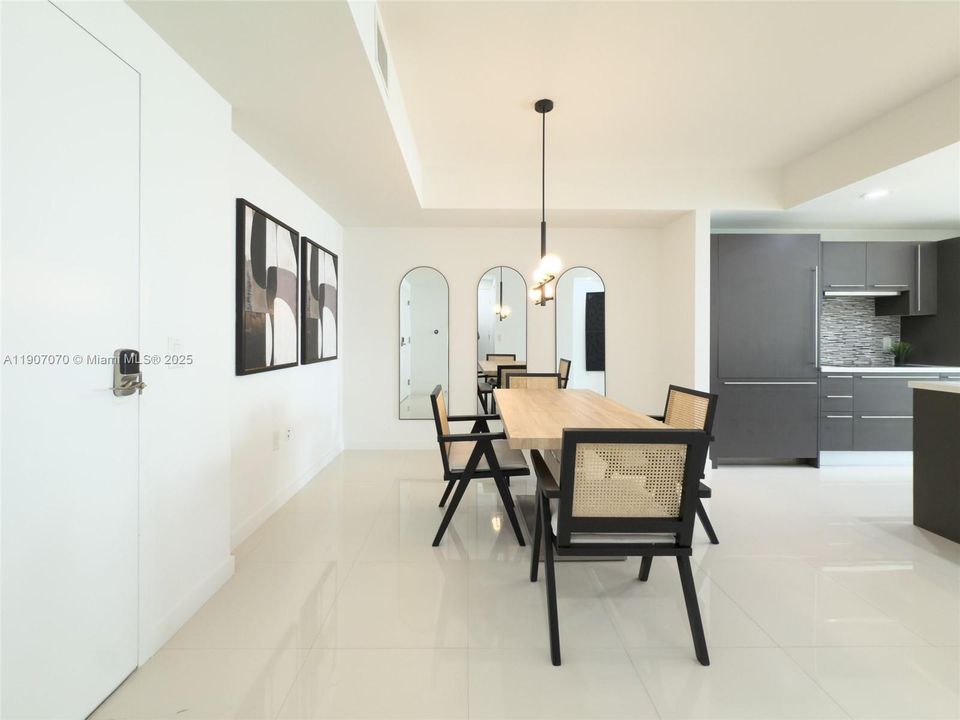 Active With Contract: $337,700 (1 beds, 2 baths, 989 Square Feet)