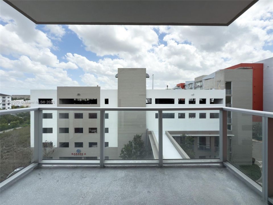 Active With Contract: $337,700 (1 beds, 2 baths, 989 Square Feet)