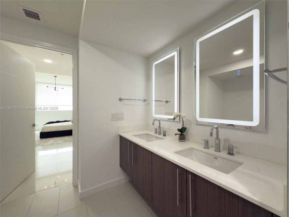 Active With Contract: $337,700 (1 beds, 2 baths, 989 Square Feet)