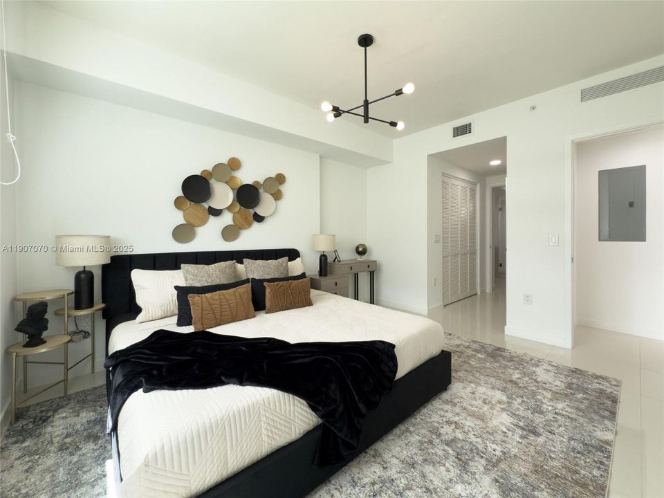 Active With Contract: $337,700 (1 beds, 2 baths, 989 Square Feet)