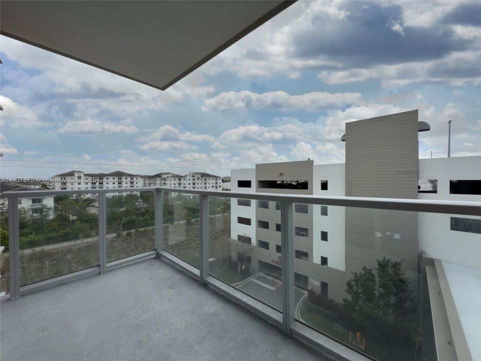 Active With Contract: $337,700 (1 beds, 2 baths, 989 Square Feet)