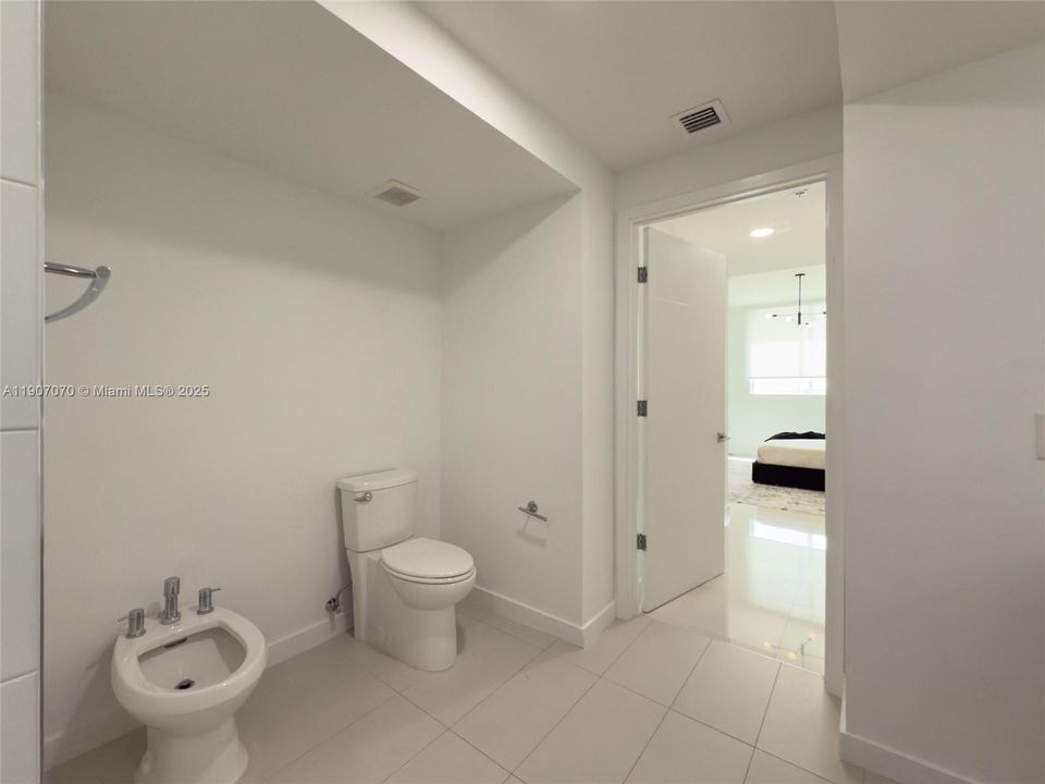 Active With Contract: $337,700 (1 beds, 2 baths, 989 Square Feet)