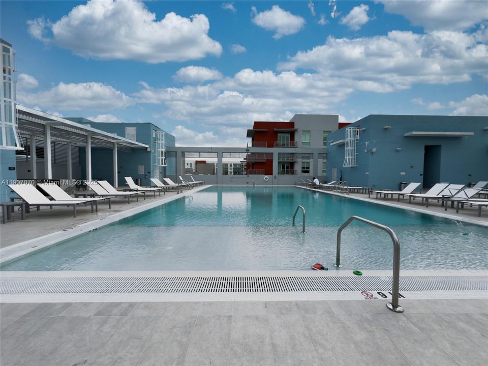 Active With Contract: $337,700 (1 beds, 2 baths, 989 Square Feet)