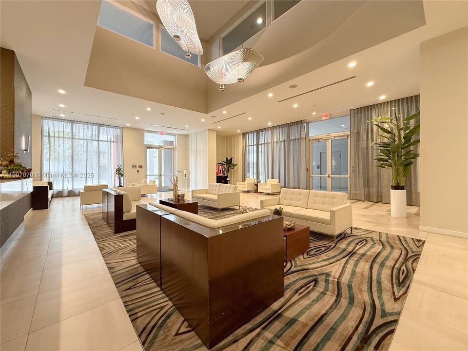 Active With Contract: $337,700 (1 beds, 2 baths, 989 Square Feet)