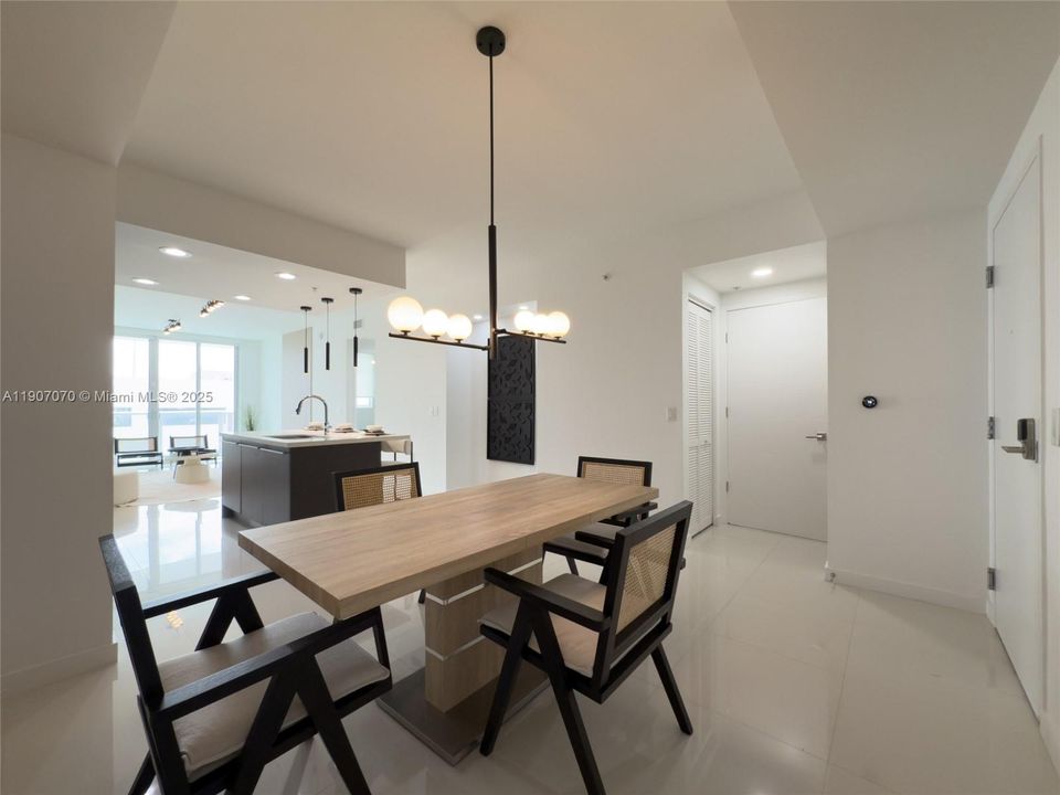 Active With Contract: $337,700 (1 beds, 2 baths, 989 Square Feet)