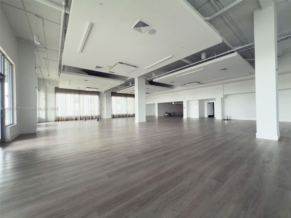 Active With Contract: $337,700 (1 beds, 2 baths, 989 Square Feet)