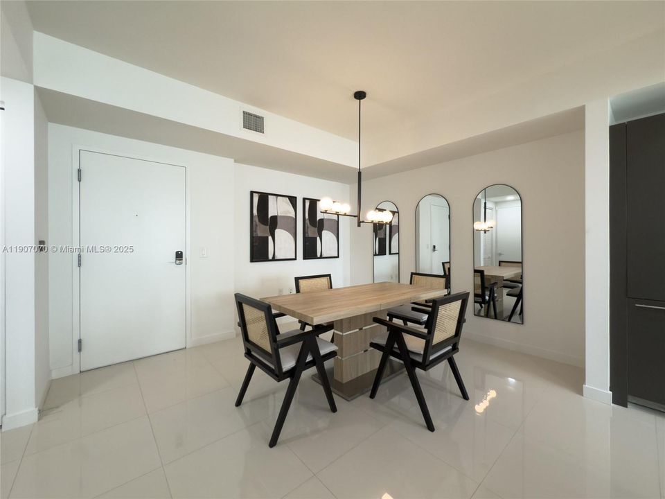 Active With Contract: $337,700 (1 beds, 2 baths, 989 Square Feet)