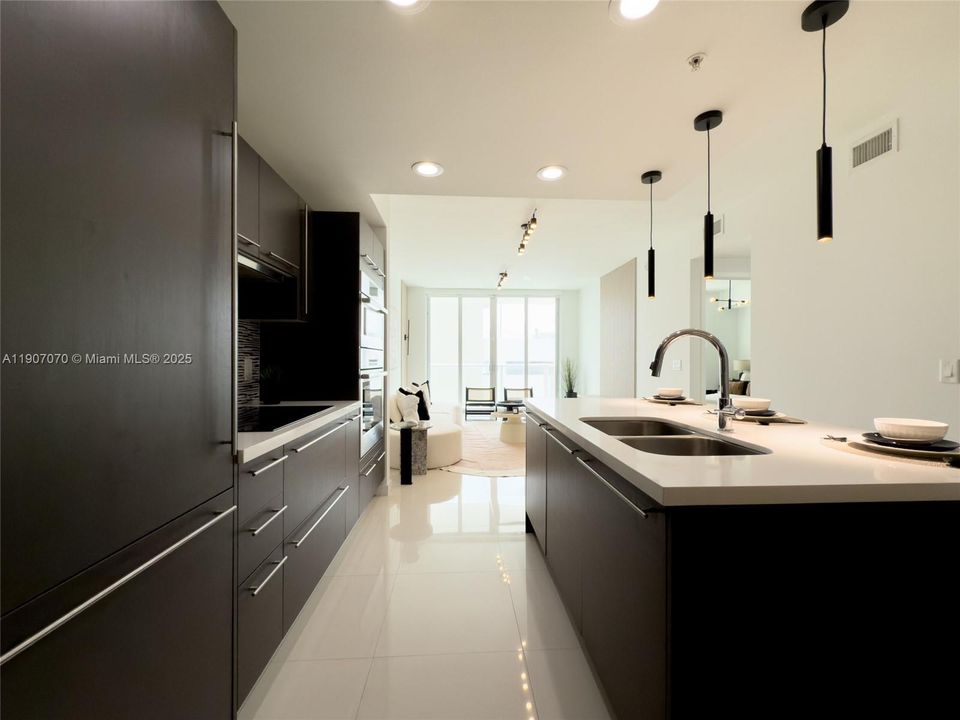 Active With Contract: $337,700 (1 beds, 2 baths, 989 Square Feet)