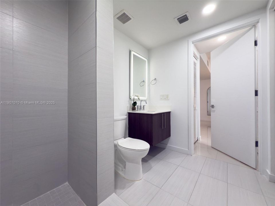 Active With Contract: $337,700 (1 beds, 2 baths, 989 Square Feet)