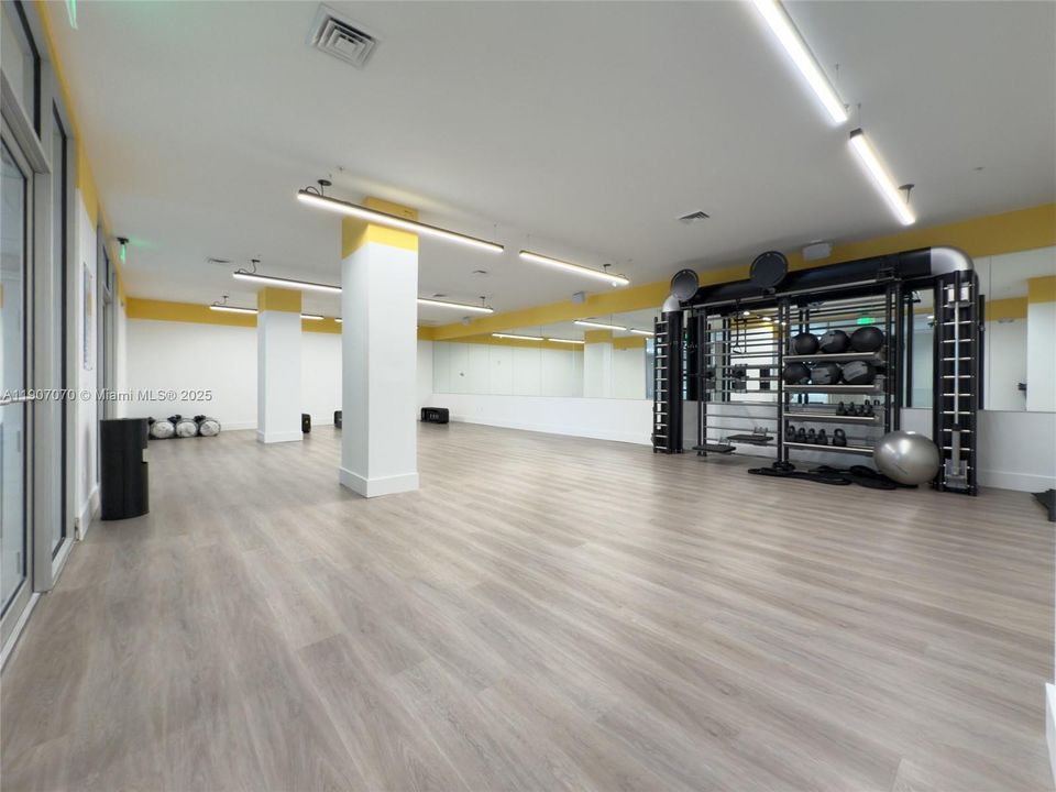 Active With Contract: $337,700 (1 beds, 2 baths, 989 Square Feet)