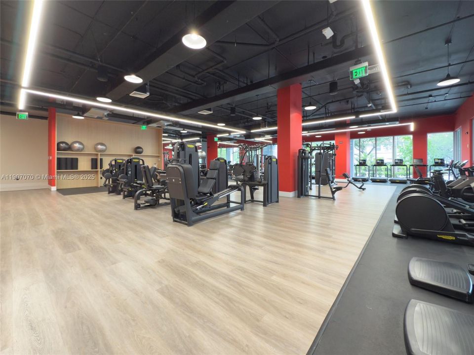 Active With Contract: $337,700 (1 beds, 2 baths, 989 Square Feet)