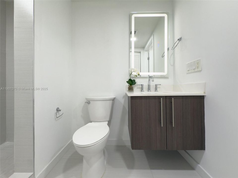 Active With Contract: $337,700 (1 beds, 2 baths, 989 Square Feet)