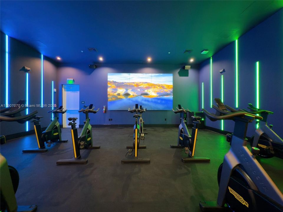 Active With Contract: $337,700 (1 beds, 2 baths, 989 Square Feet)