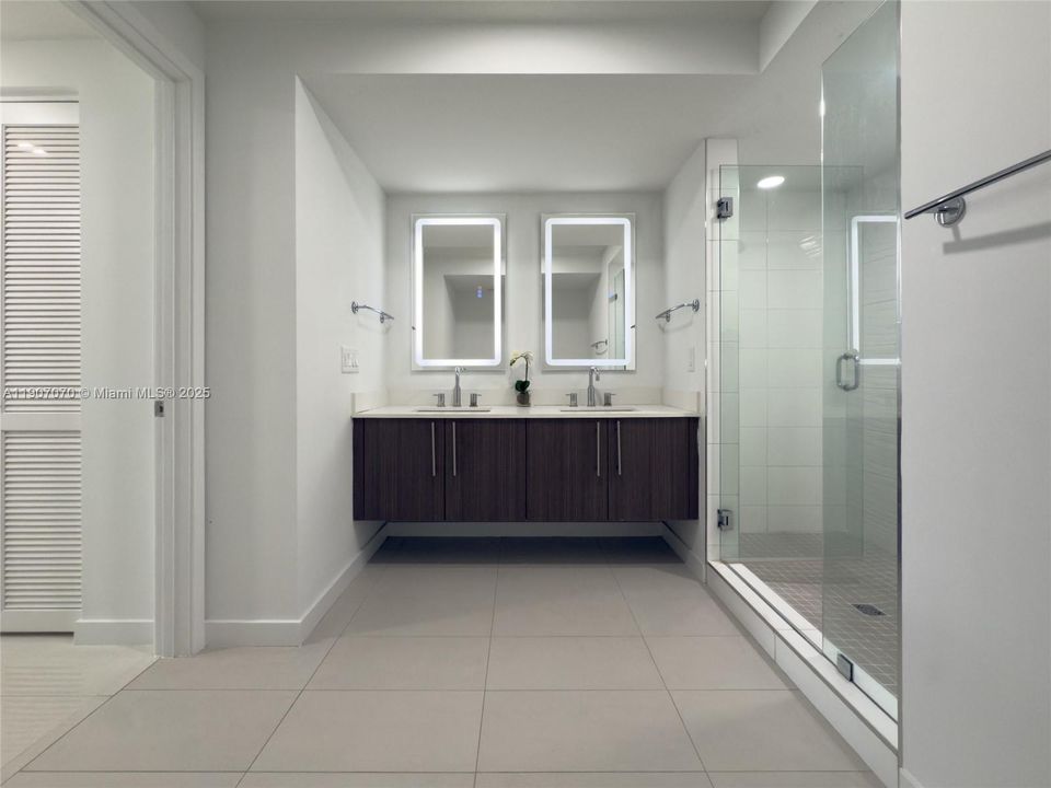 Active With Contract: $337,700 (1 beds, 2 baths, 989 Square Feet)