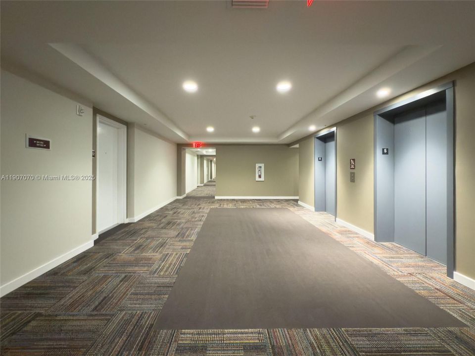 Active With Contract: $337,700 (1 beds, 2 baths, 989 Square Feet)