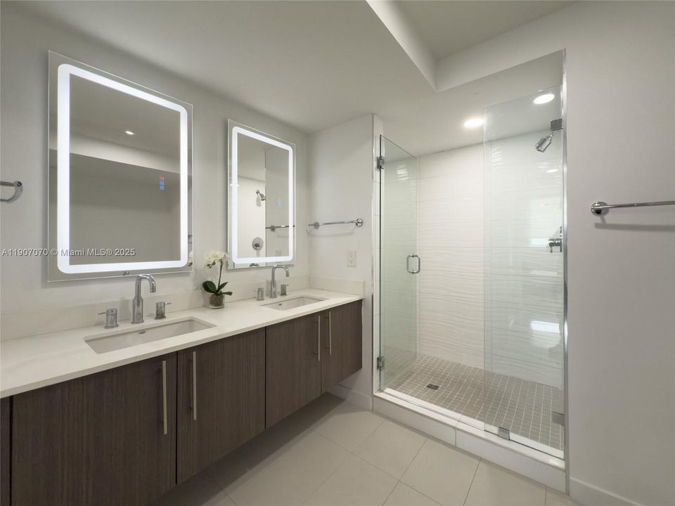 Active With Contract: $337,700 (1 beds, 2 baths, 989 Square Feet)