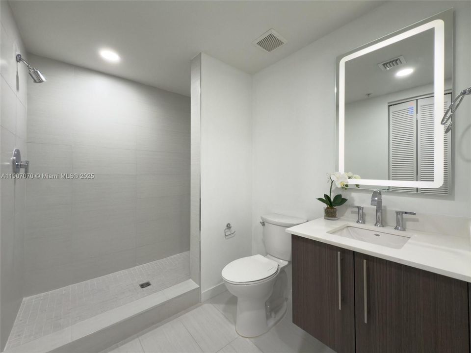 Active With Contract: $337,700 (1 beds, 2 baths, 989 Square Feet)