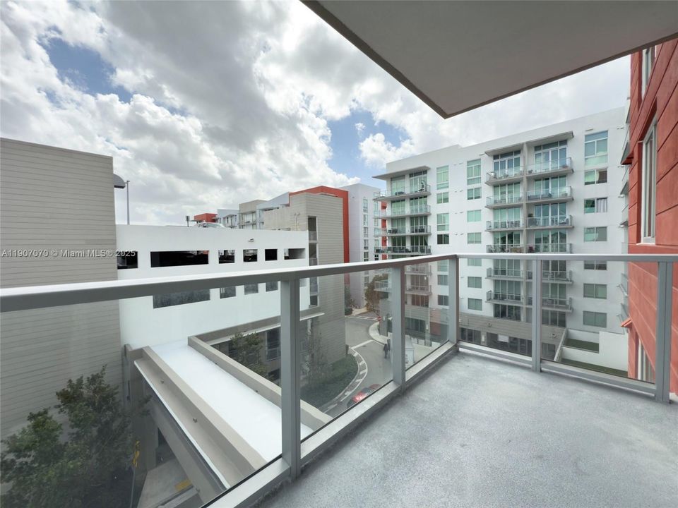 Active With Contract: $337,700 (1 beds, 2 baths, 989 Square Feet)