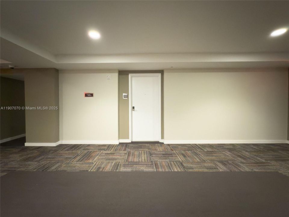 Active With Contract: $337,700 (1 beds, 2 baths, 989 Square Feet)