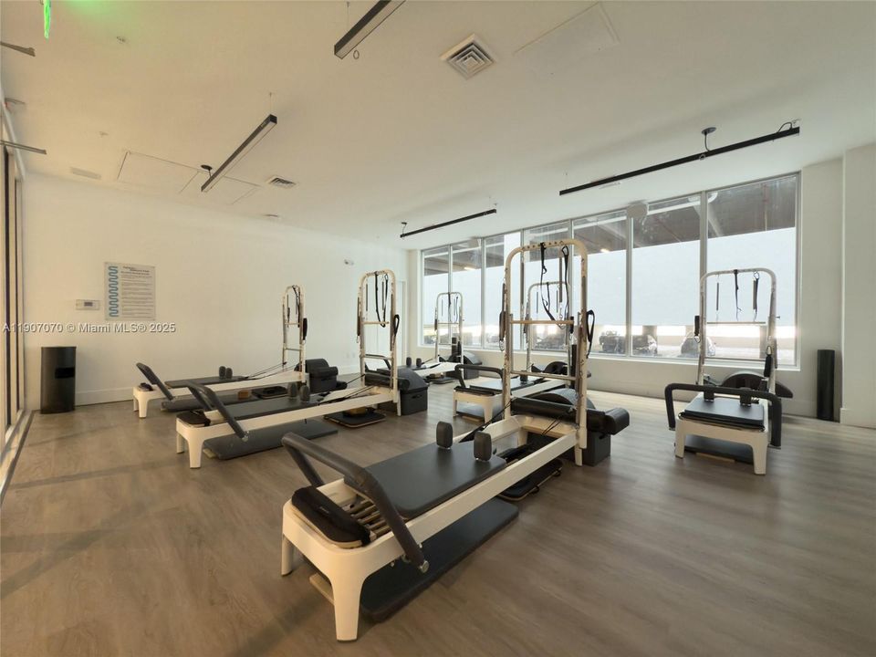 Active With Contract: $337,700 (1 beds, 2 baths, 989 Square Feet)