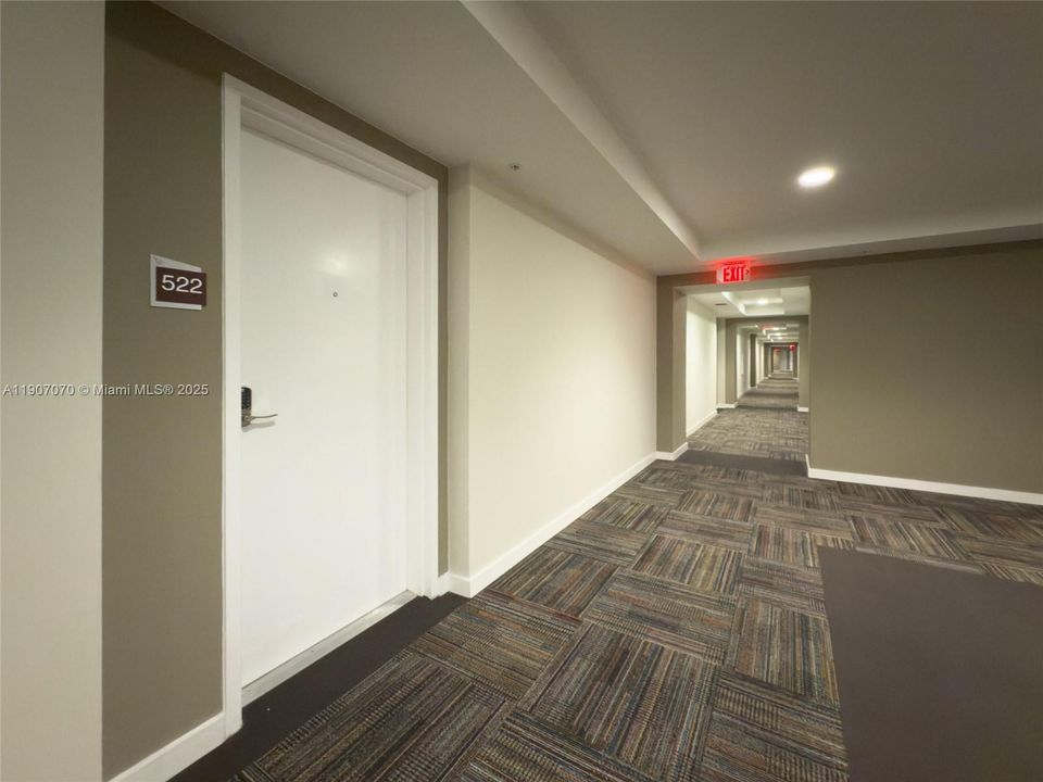 Active With Contract: $337,700 (1 beds, 2 baths, 989 Square Feet)