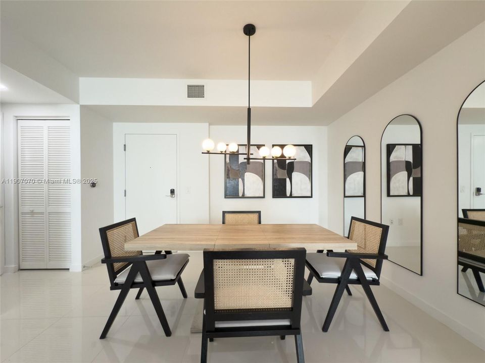 Active With Contract: $337,700 (1 beds, 2 baths, 989 Square Feet)