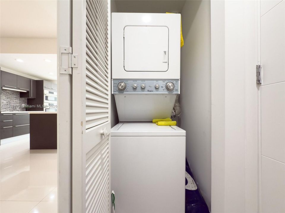 Active With Contract: $337,700 (1 beds, 2 baths, 989 Square Feet)