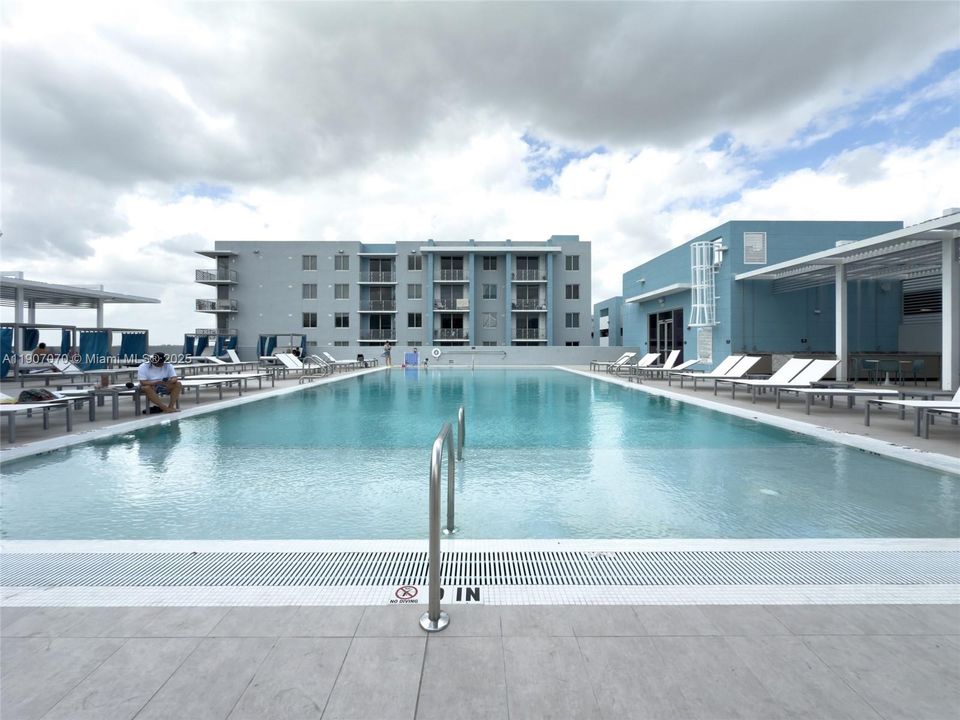 Active With Contract: $337,700 (1 beds, 2 baths, 989 Square Feet)