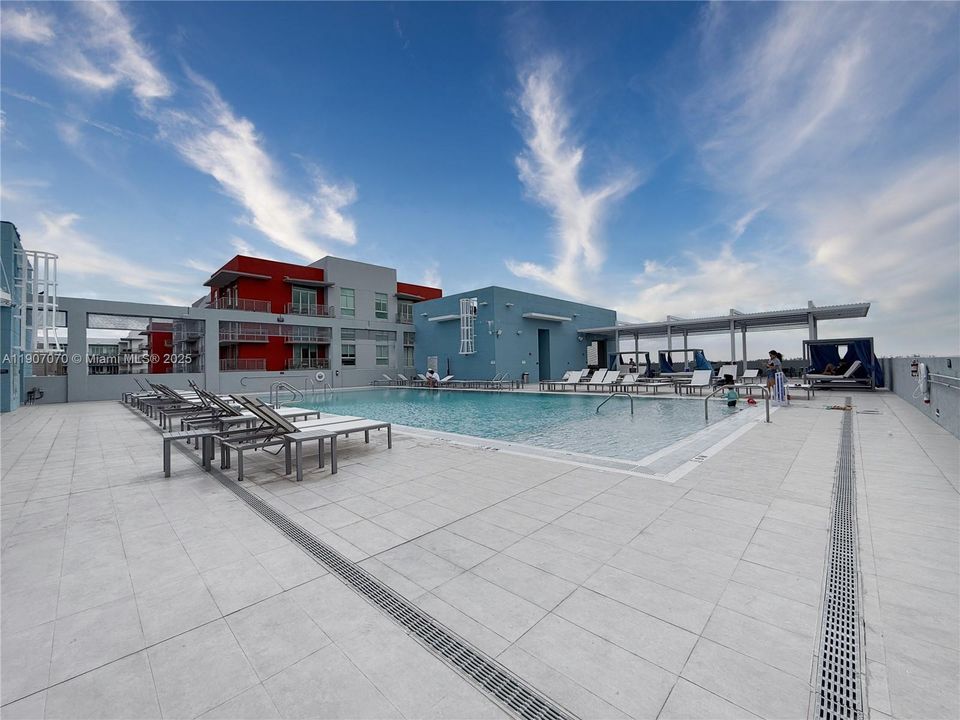 Active With Contract: $337,700 (1 beds, 2 baths, 989 Square Feet)