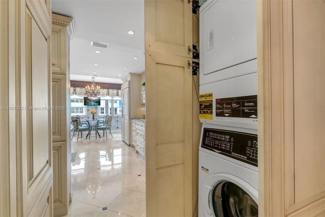 Active With Contract: $1,190,000 (3 beds, 3 baths, 2950 Square Feet)