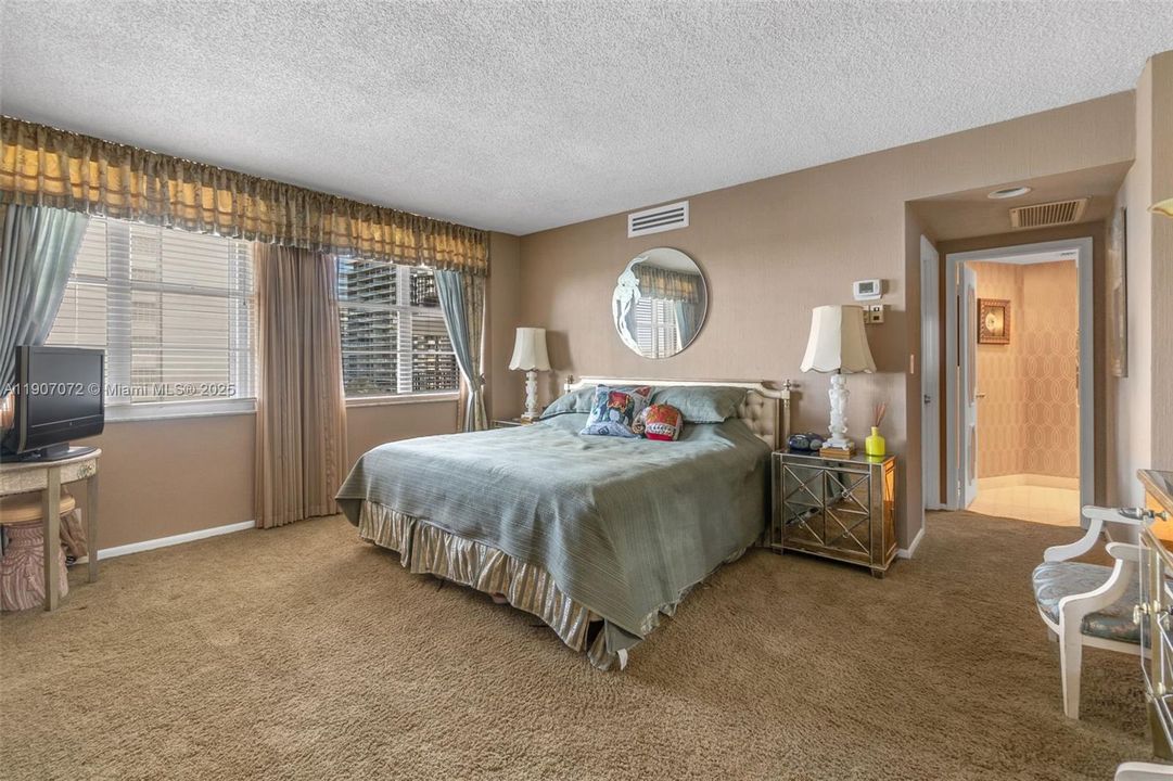 Active With Contract: $1,190,000 (3 beds, 3 baths, 2950 Square Feet)