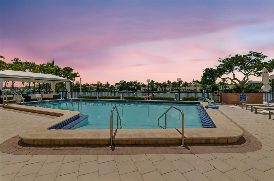 Active With Contract: $1,190,000 (3 beds, 3 baths, 2950 Square Feet)