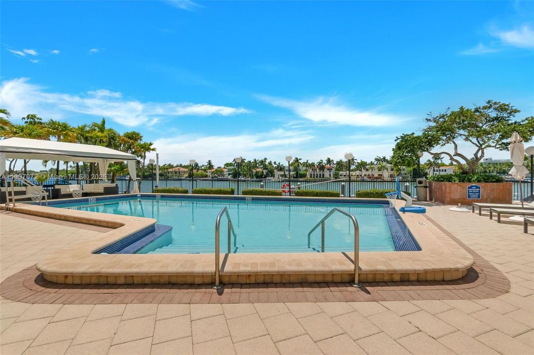 Active With Contract: $1,190,000 (3 beds, 3 baths, 2950 Square Feet)