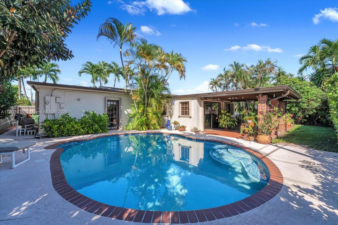 For Sale: $780,000 (4 beds, 2 baths, 1638 Square Feet)