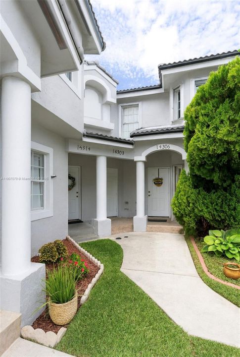 Active With Contract: $2,800 (3 beds, 2 baths, 1300 Square Feet)