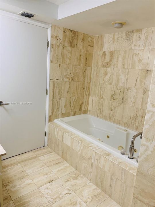 Recently Rented: $3,700 (1 beds, 1 baths, 820 Square Feet)