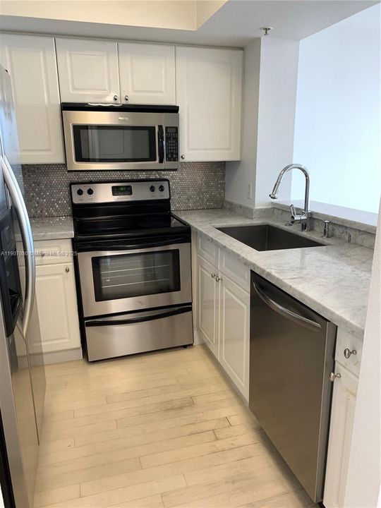 Recently Rented: $3,700 (1 beds, 1 baths, 820 Square Feet)