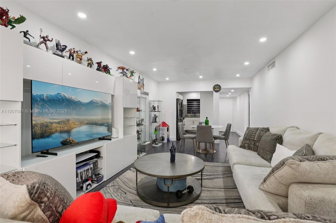 For Sale: $250,000 (2 beds, 1 baths, 960 Square Feet)