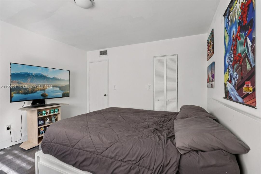 For Sale: $250,000 (2 beds, 1 baths, 960 Square Feet)