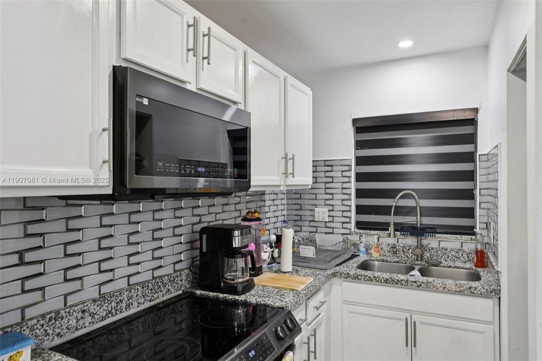 For Sale: $250,000 (2 beds, 1 baths, 960 Square Feet)