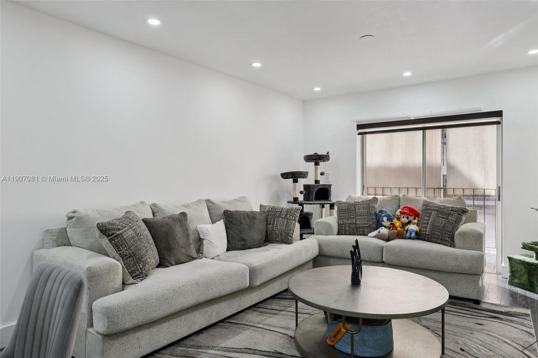 For Sale: $250,000 (2 beds, 1 baths, 960 Square Feet)