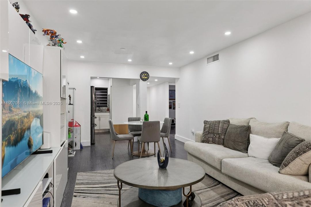 For Sale: $250,000 (2 beds, 1 baths, 960 Square Feet)